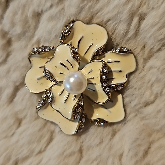 #0144 Park Lane?? Cream/white enamel flower pendant - Picture 1 of 4